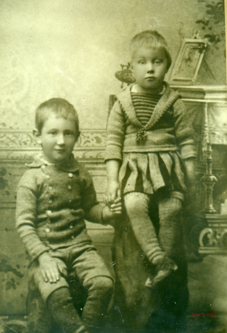 BilderSveinÅge067 Sam Lunde 1886-1967 og Johan Lunde, 1888-1938. Barn av Thorvald Lunde og Dora Isachsen.